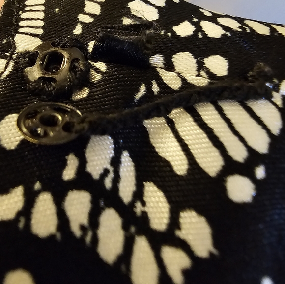 Maggie London Black and White Floral-Print V-neck Cocktail Dress (2P) - Picture 5 of 6